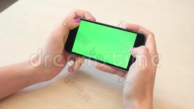 美丽的女孩手里拿着智能<strong>手机</strong>，手里拿着绿色的屏幕，男人手里拿着<strong>手机</strong>智能<strong>手机</strong>